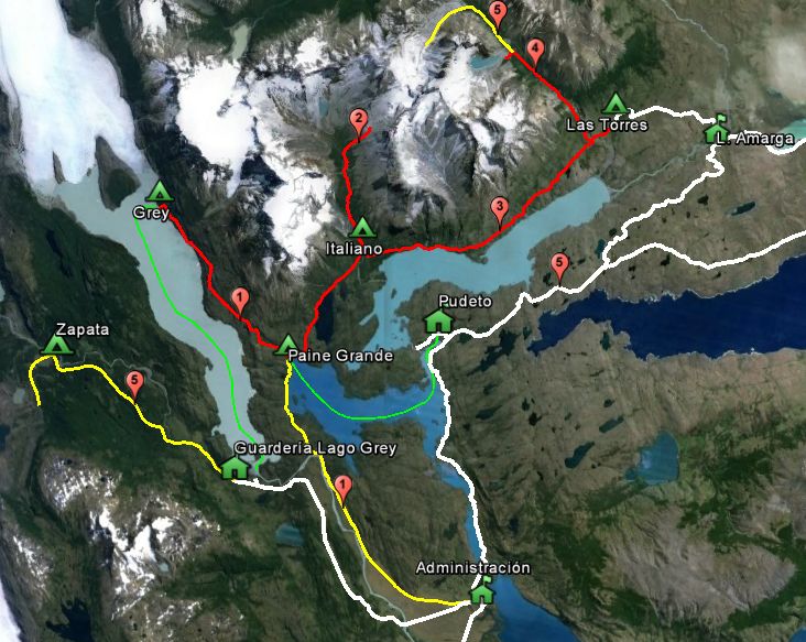 Opciones para hacer Trekking en Torres del Paine en 4 o 5 días. En rojo, la "W", y en amarillo 3 rutas alternativas menos frecuentadas. En blanco las rutas vehiculares y en verde los cruces de los lagos. Los números indican el número de día: notar que el día 1 muestra dos opciones (catamarán o bien caminata desde Administración) y que para el día 5 se muestran 3 opciones, incluyendo las rutas vehiculares