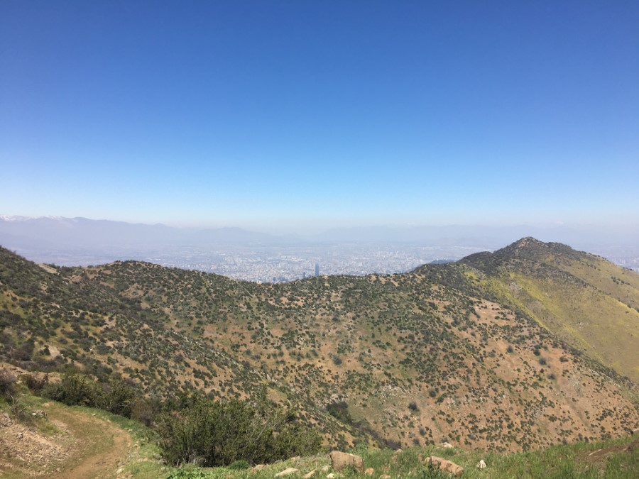 Vista a la travesía desde la cumbre del Carbón, vista desde la ruta al Cerro Manquehue por la cara oeste.