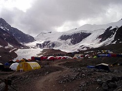 Campamento en Plaza Mulas en Monte Aconcagua.jpg