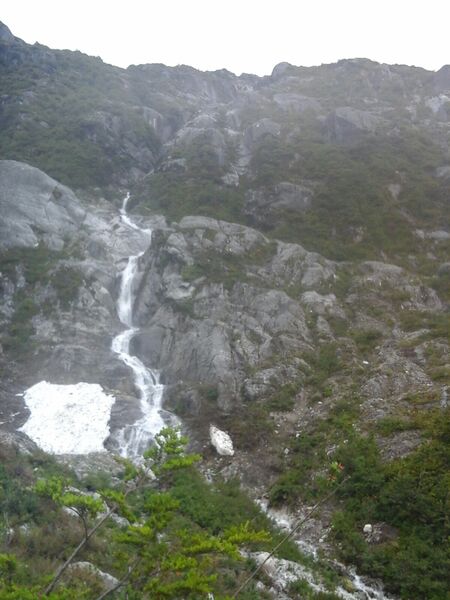 Archivo:Cascada izq glaciar 2.jpg