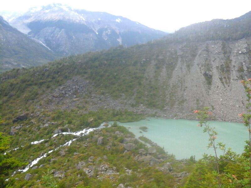 Archivo:Desagüe lag glaciar 2.jpg