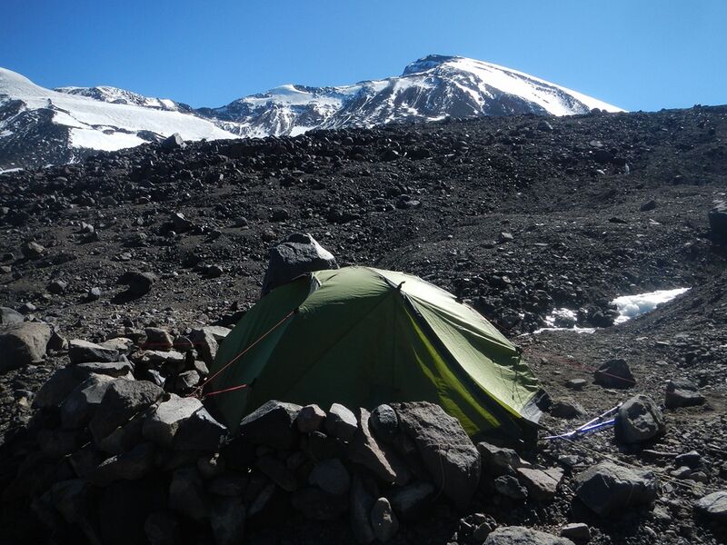Archivo:Campamento Alto con Agua.jpg